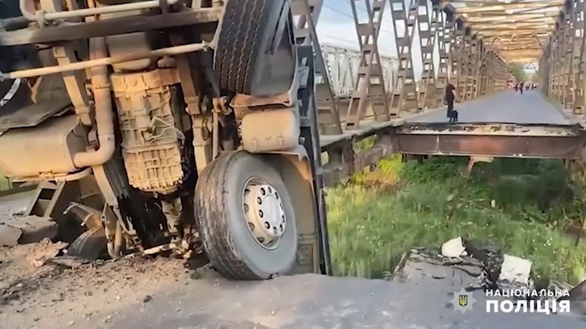 Na západě Ukrajiny se zřítil most i s automobily. Pět raněných