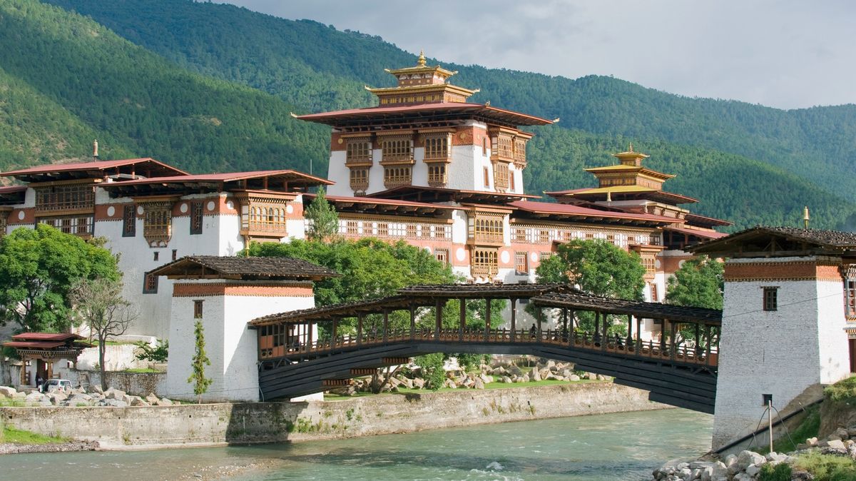 Bhútán couvá. Vysokou turistickou daň srazí o polovinu, aby přilákal hosty