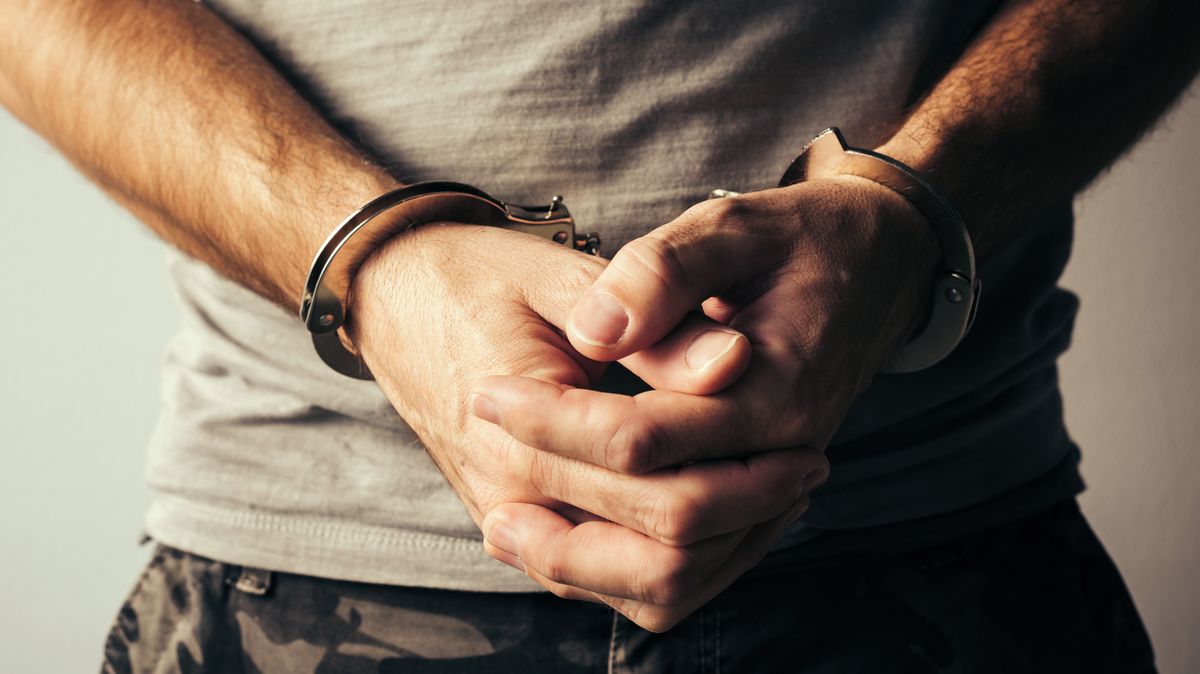 Tetě sebral kolo, babičce ukradl kartu. Mladík z Karlových Varů pak rozhazoval tisícovky v obchodech