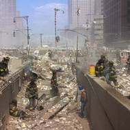 Hasiči a další záchranáři na severozápadním rohu areálu Světového obchodního centra po útocích 11. září. Snímek je pořízen krátce po zřícení obou věží dvojčat