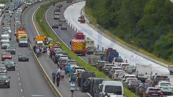 Na D1 u Prahy se srazilo několik aut. Kolona má skoro 10 kilometrů