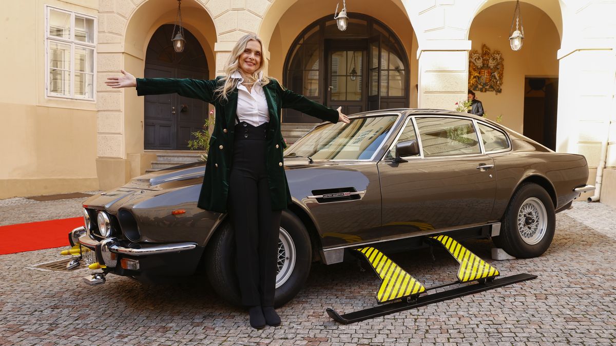 James Bond míří do Prahy. Výstavu uvedla Bond girl Maryam d'Abo