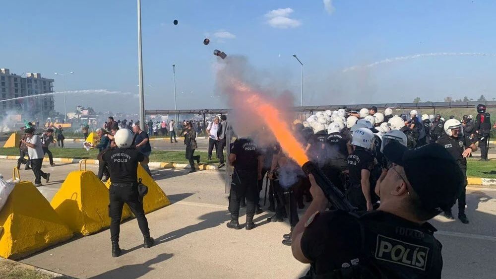 Demonstranti v Turecku vzali útokem americkou základnu, policie nasadila slzný plyn