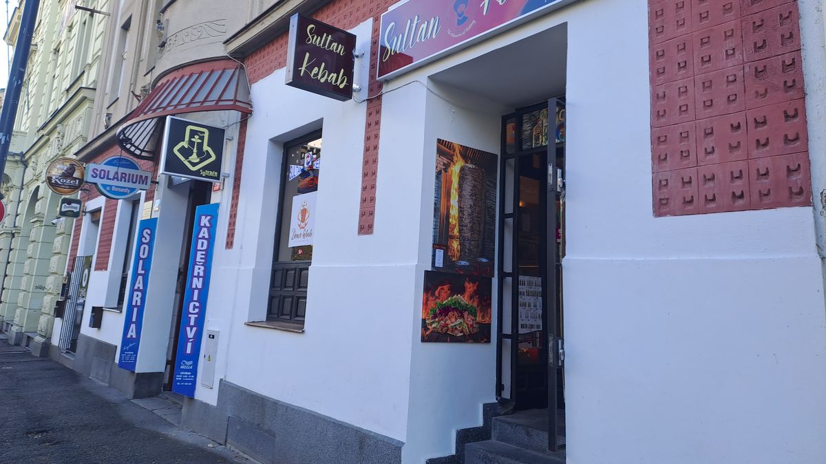 Policie obvinila majitele kebabu v Plzni, který vyvěsil protižidovské nápisy