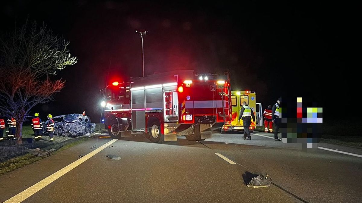 Tragická nehoda na Písecku. Dacia byla po čelním střetu s náklaďákem zcela zdemolována