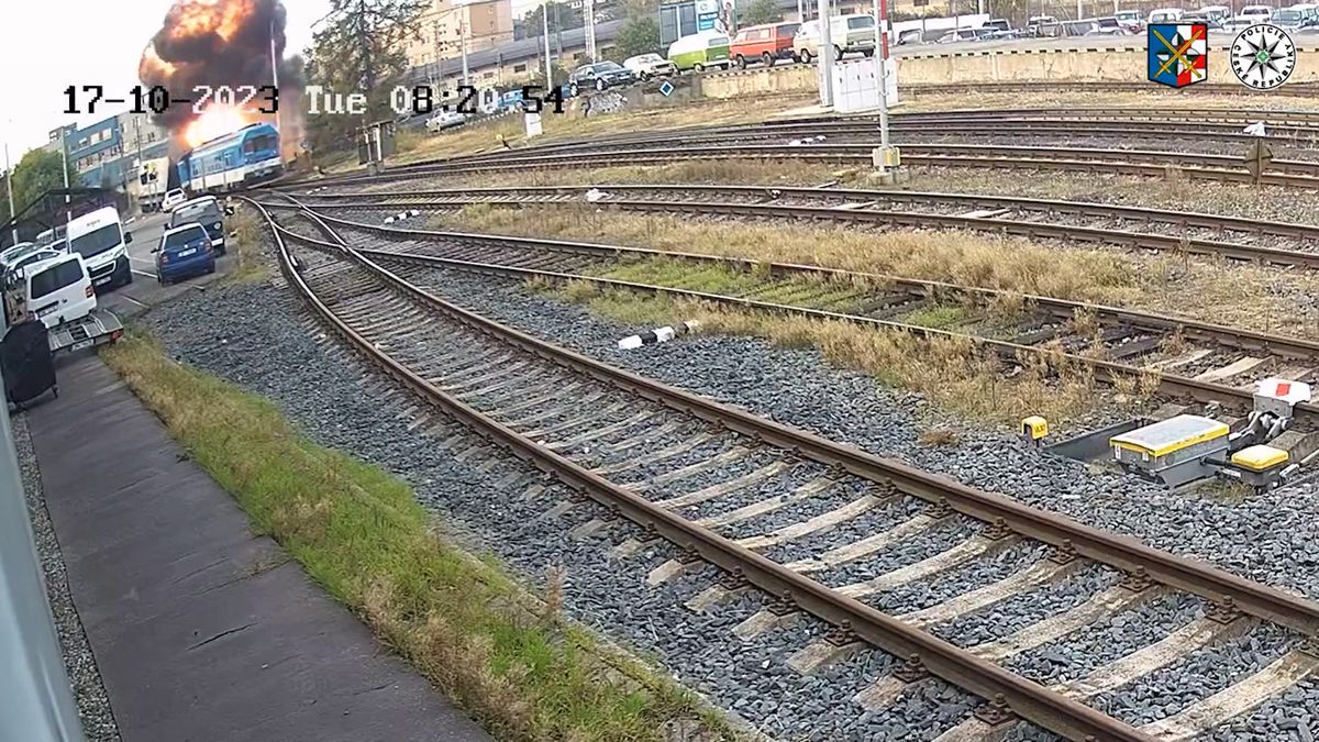 Plameny z vlaku vyšlehly hned po srážce, ukazuje video. Policie stíhá řidiče polského kamionu