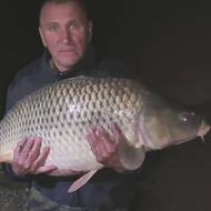 Kapr z Těrlické přehrady měří 125 centimetrů a váží 27,5 kilogramu.