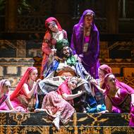 Výpravnost kostýmů a originalita scény u diváků bodovaly.