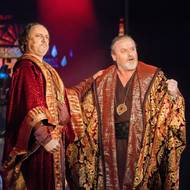 Zleva Marian Vojtko (Agamemnon) a Josef Vojtek (Menelaos) v muzikálu Troja 