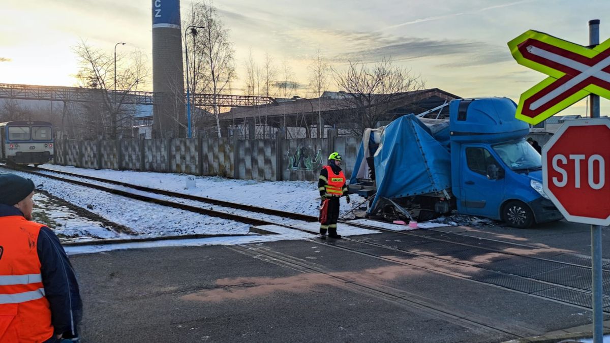 Dodávka se na přejezdu na Chrudimsku střetla s osobním vlakem