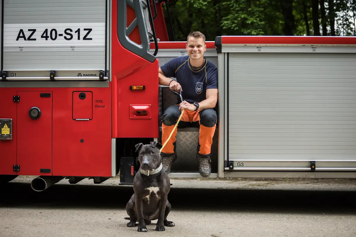Profesionální hasiči pomáhají psům z útulků, a to speciálním kalendářem pro rok 2024. Na snímku pro kalendář hasič Tomáš Fryč se psem Jackem z útulku v Blansku.
