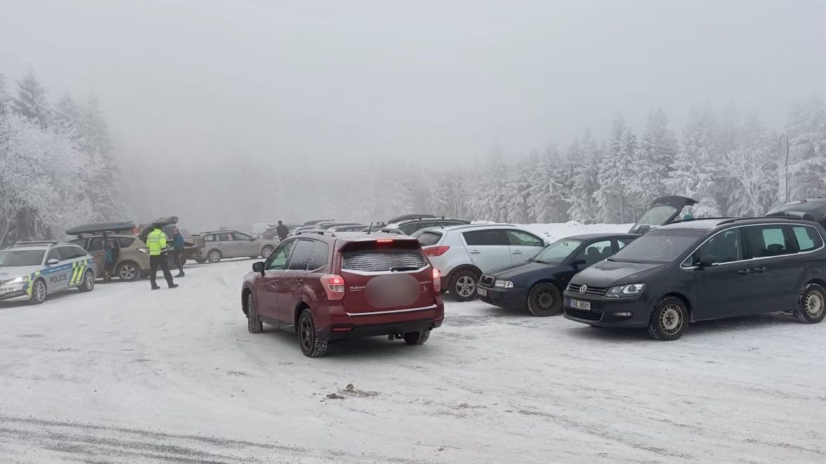 Parkoviště u lyžařských středisek jsou opět přeplněná, dopravu řídí policie