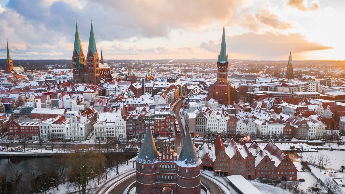 Lübeck Deutschland.  Die nahegelegene Stadt Baltu bleibt auch bei Schnee schön