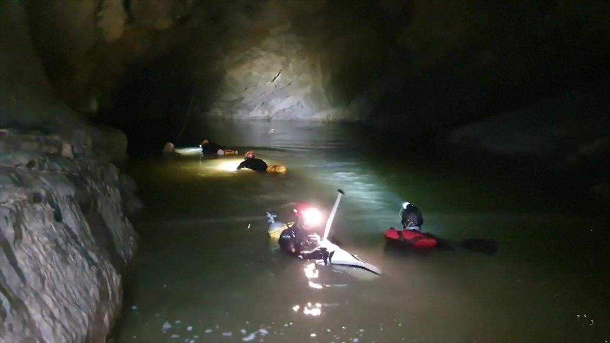 Záchranáři po dvou dnech vyprostili rodinu ze zatopené slovinské jeskyně