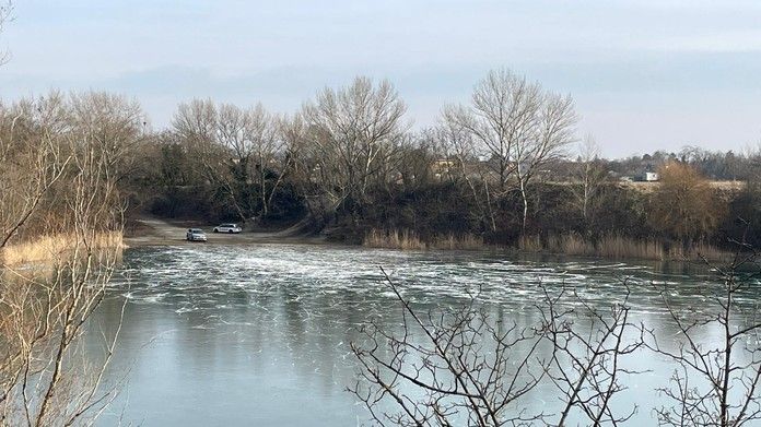 Na zamrzlé hladině jezera u Bratislavy zůstaly boty, muže se ženou našli pod ledem
