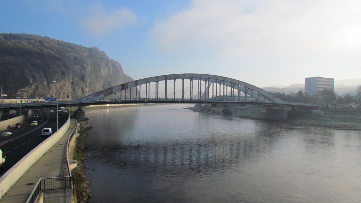Řetězová nehoda uzavřela most v Ústí nad Labem