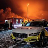 Islandská policie u hranic města Grindavík, poblíž něhož došlo k erupci sopky