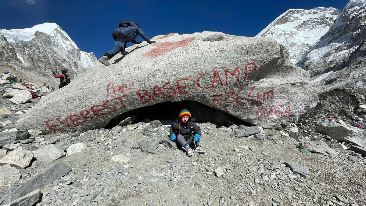 Dvouletý Brit je asi nejmladším člověkem, který stanul v základním táboře Everestu