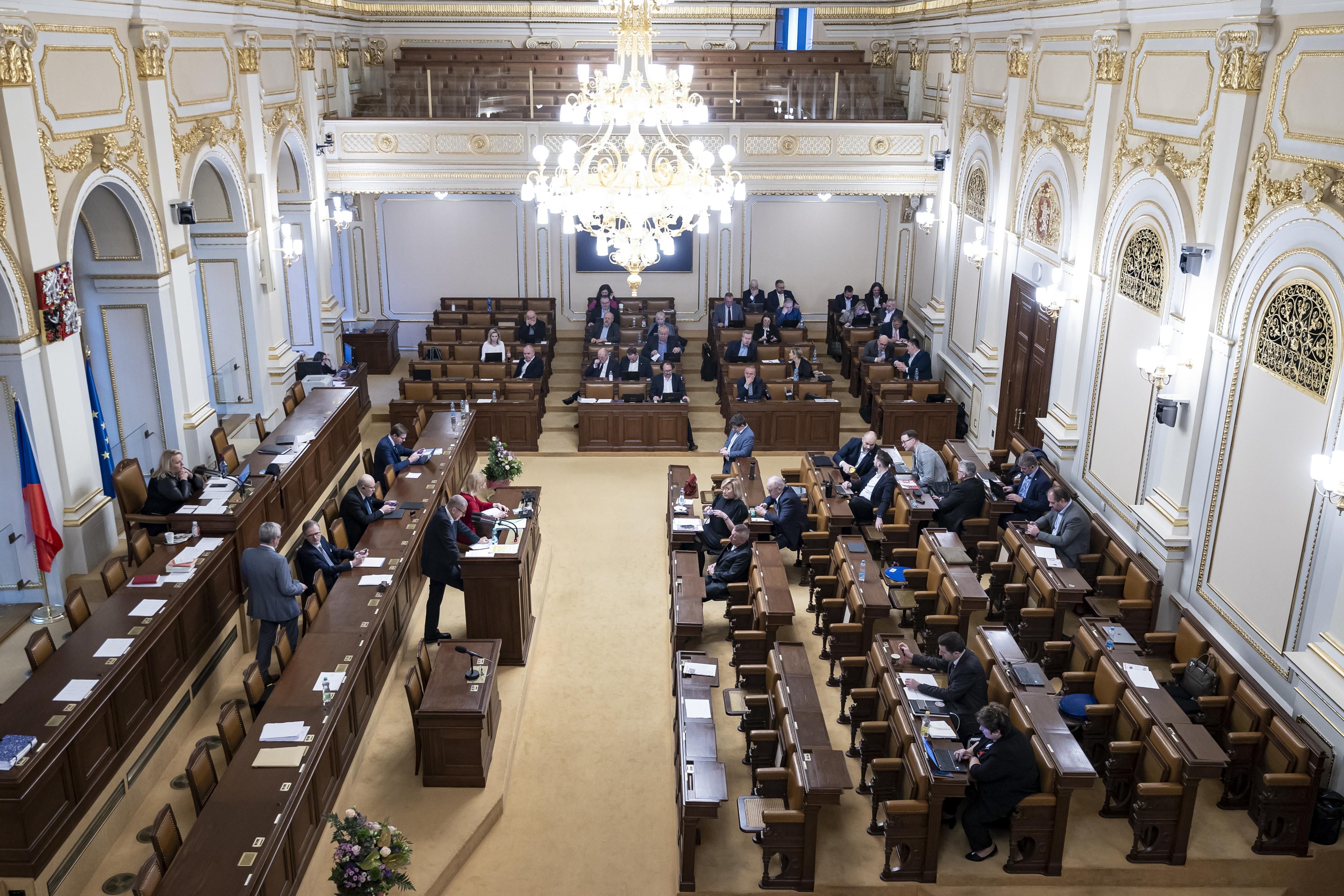 Jednací sál Poslanecké sněmovny, kde poslanci 8. února 2024 řešili na svém mimořádném zasedání nezaznamenaný majetkový podíl premiéra v Podnikatelské družstevní záložně.