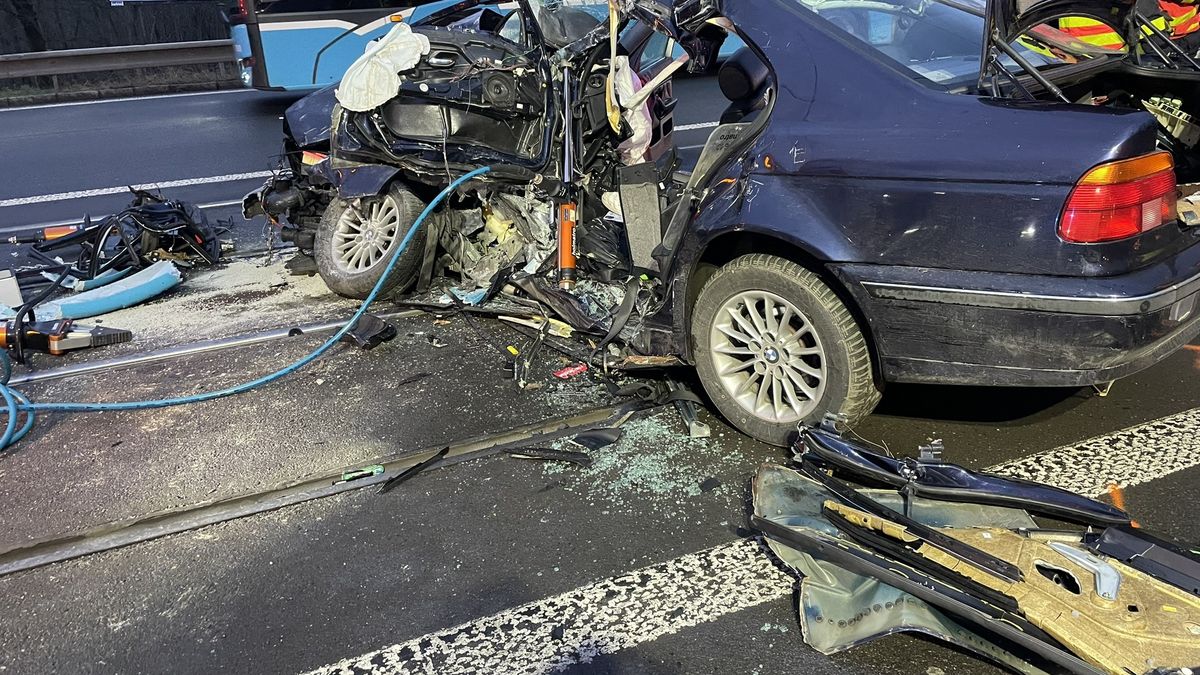 V Ostravě se srazila tramvaj s BMW. Dvacetiletý řidič nehodu nepřežil