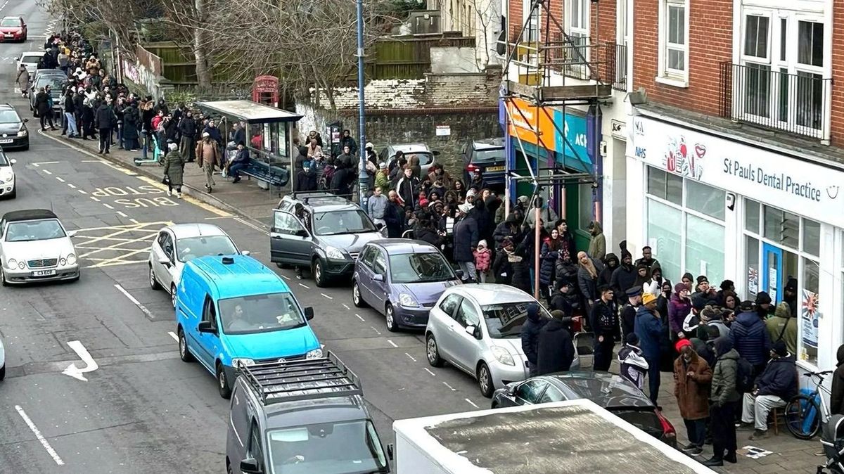 Frontu před novou zubní ordinací v Bristolu rozháněla policie