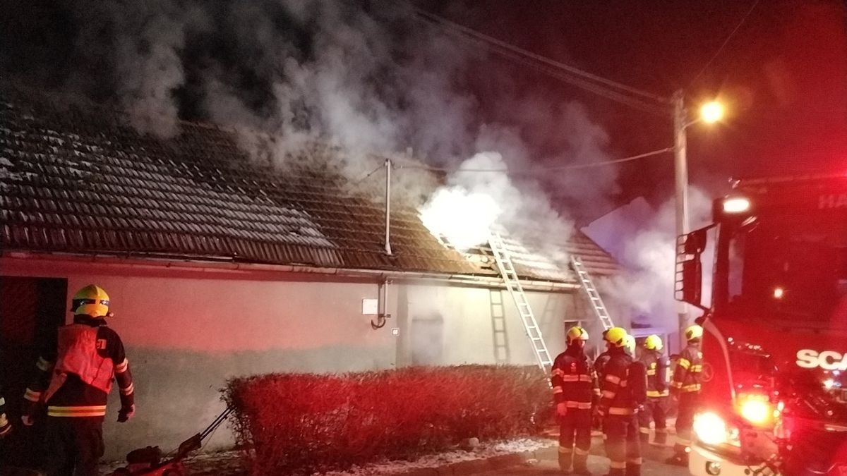 Požár střechy rodinného domu zaměstnal hasiče na Přerovsku