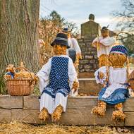 Jezerský slámový betlém se skládá z nejrůznějších postav a zvířat, z nichž mnohé jsou dekorovány oblečením, uzdami, mašlemi atd.