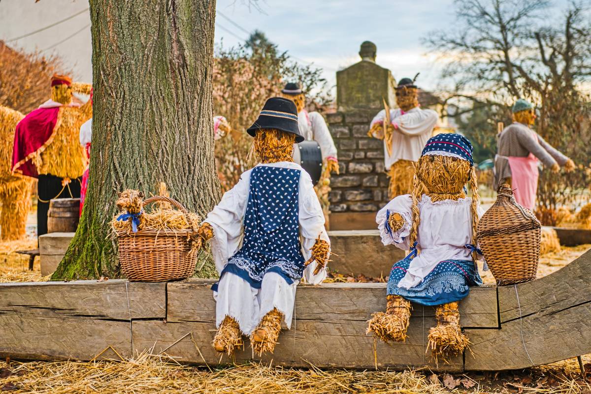 Jezerský slámový betlém se skládá z nejrůznějších postav a zvířat, z nichž mnohé jsou dekorovány oblečením, uzdami, mašlemi atd.