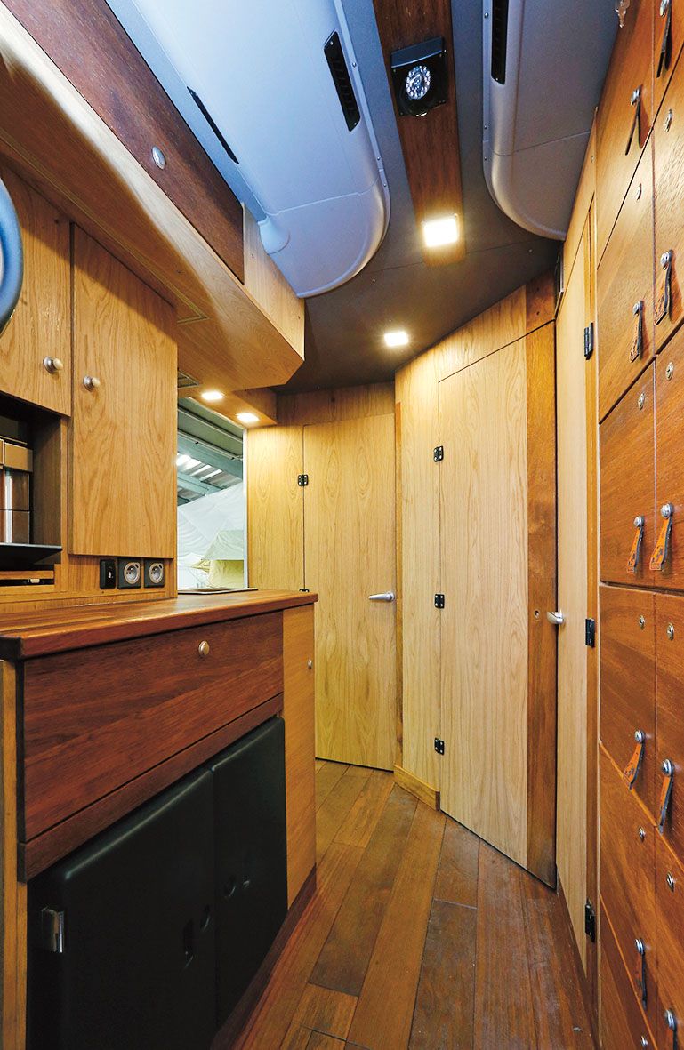 V zadní části kabiny je vestavěný nábytek – kuchyňka i sprcha a dvě WC.