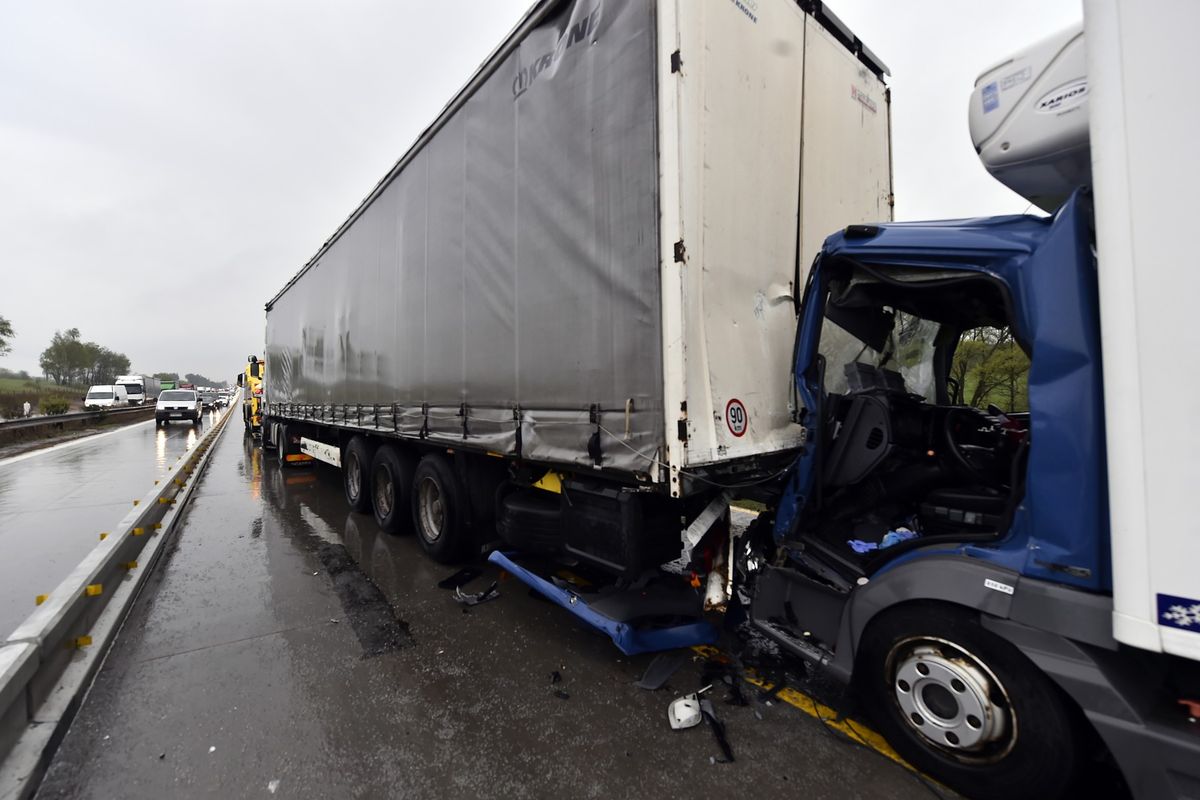 Hlavní silniční tah na Slovensko zastavila nehoda tří kamionů