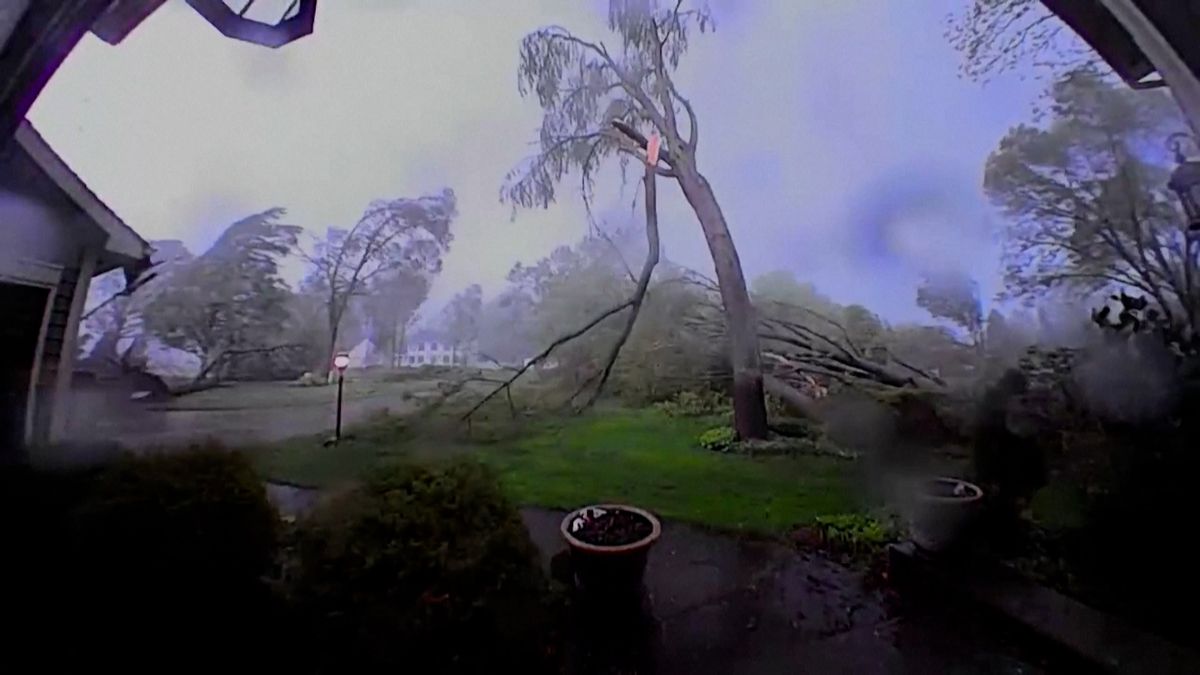 Kamera zachytila řádění tornáda: Během půl minuty padly všechny vzrostlé stromy před domem v Michiganu