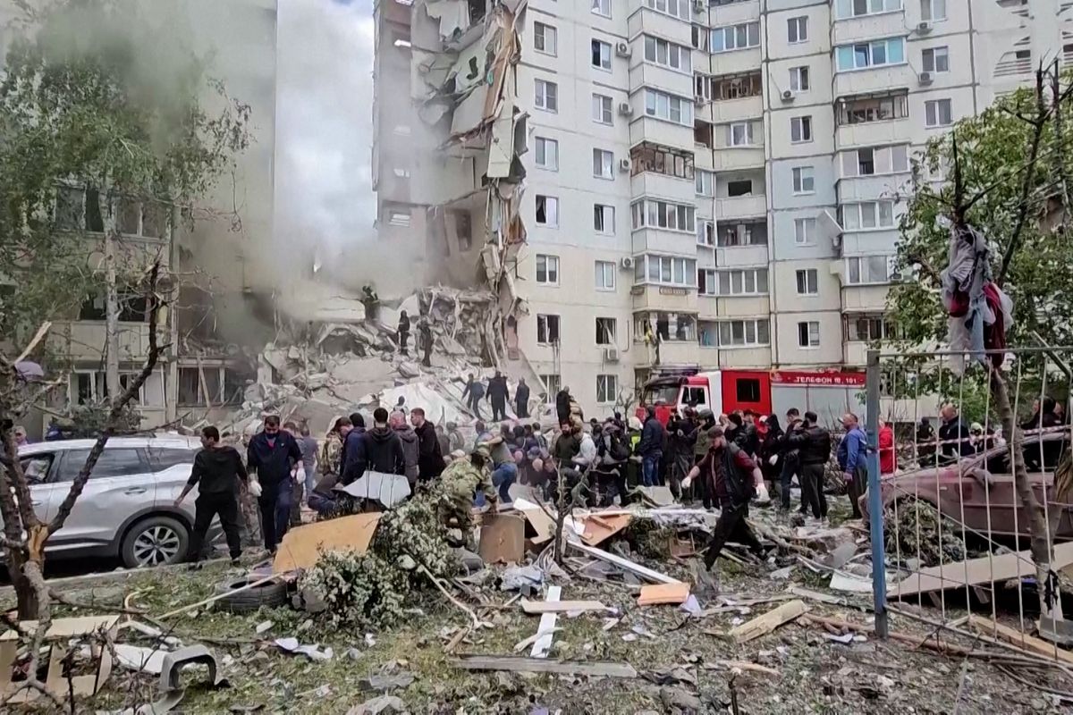 V Bělgorodu se zřítila po zásahu troskami rakety celá sekce paneláku, pak spadla i střecha. Provokace, zní z Ukrajiny