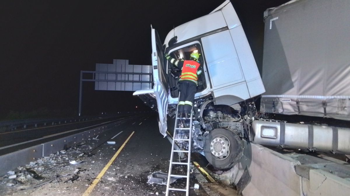 Havarovaný kamion u Olomouce ucpal dálnici