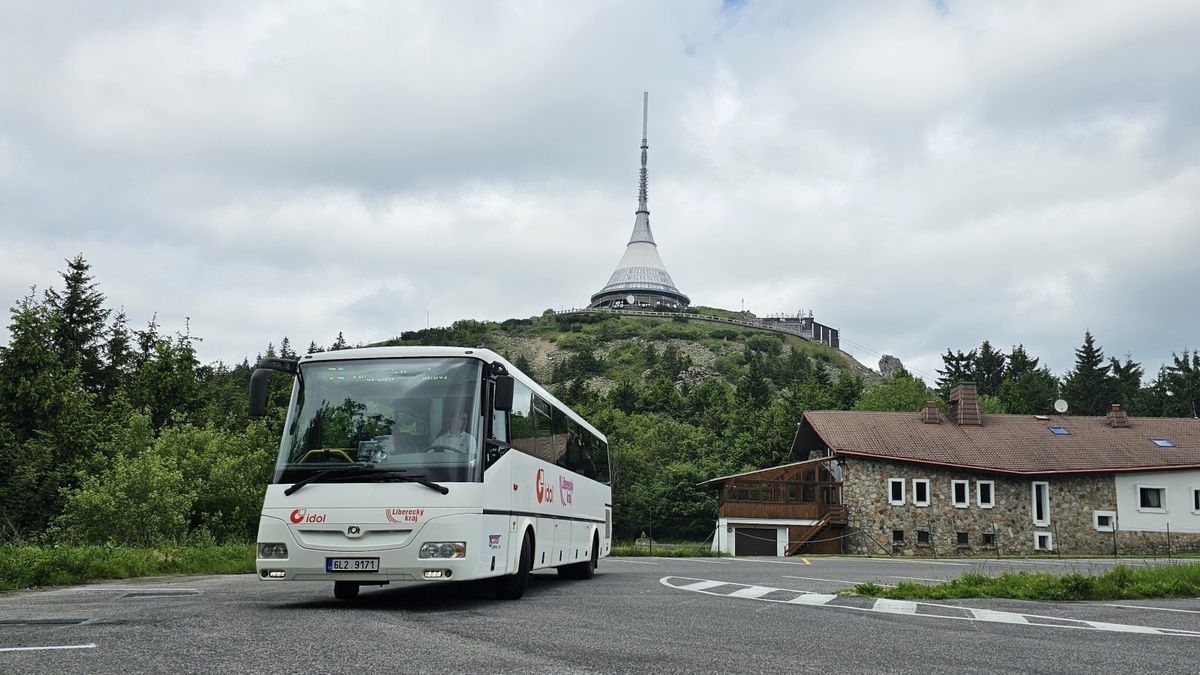 Pod vrchol Ještědu vyvezou turisty autobusy