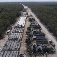 Projekt Mayských drah se začal realizovat v roce 2021, původní odhady na náklady na projekt vyletěly z 8,5 miliardy dolarů až na 28 miliard dolarů, uvedla agentura AP.