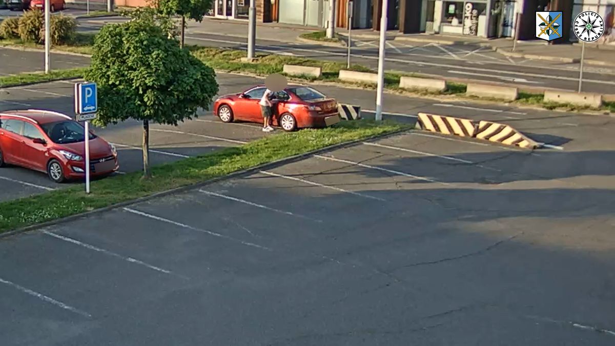 Za 14 dnů vykradl zloděj v Ostravě 16 aut. Ve všech lidé zapomněli věci