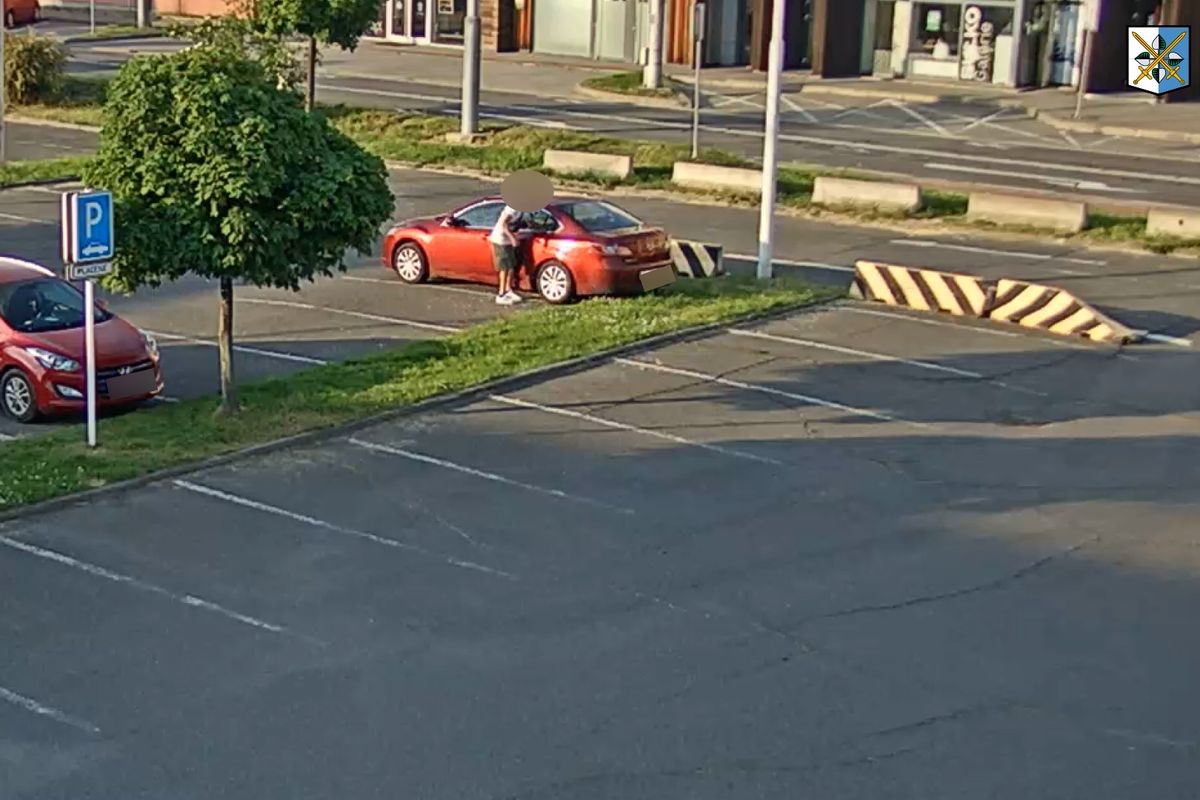 Za 14 dnů vykradl zloděj v Ostravě 16 aut. Ve všech lidé zapomněli věci