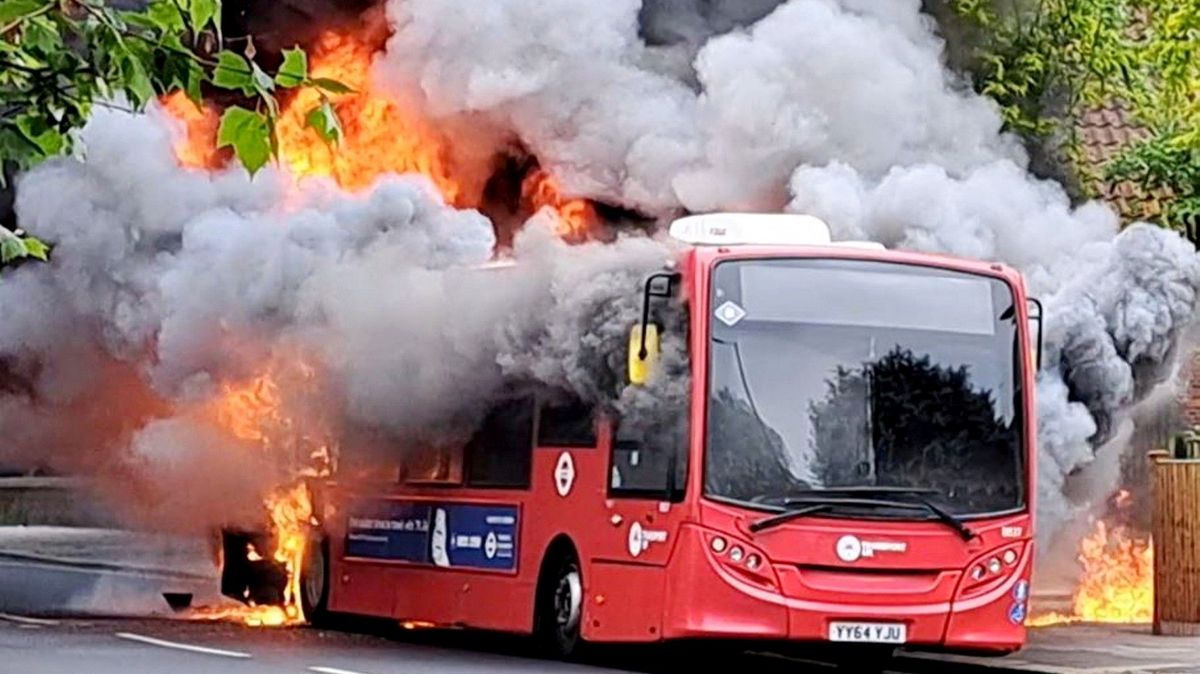 Z autobusu v Londýně šlehaly plameny