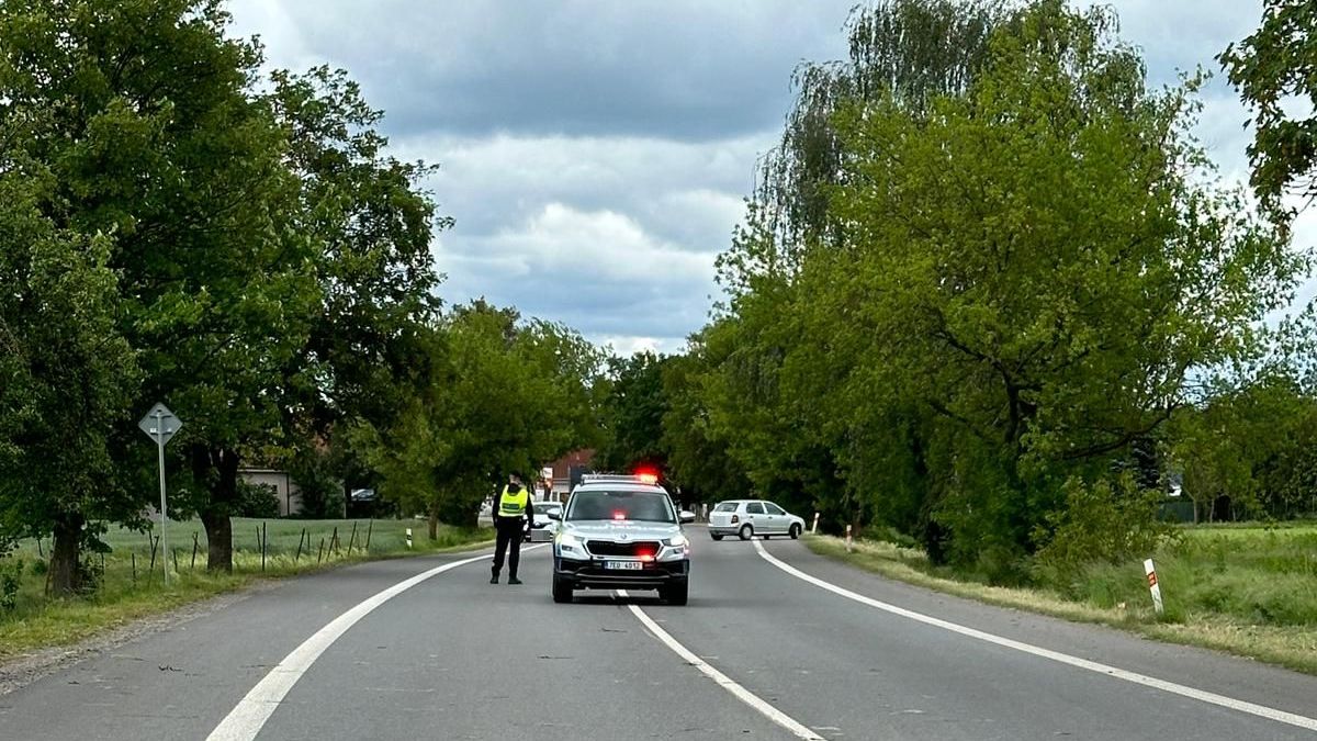 Motorkář se na Chrudimsku srazil s náklaďákem, nehodu nepřežil