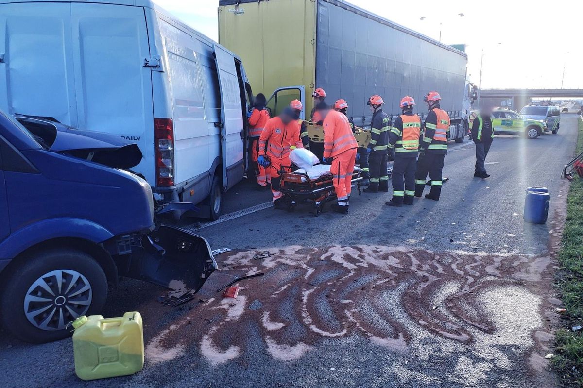 Čtyři zranění, v koloně u stavby na D1 v Brně řidiči zase bourali  