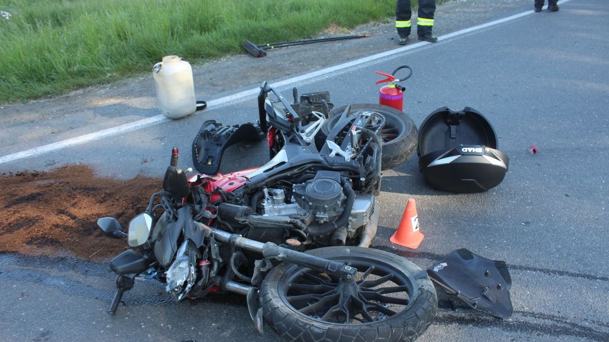 Řidič nákladního auta nedal na Olomoucku přednost motorkáři a smetl jej