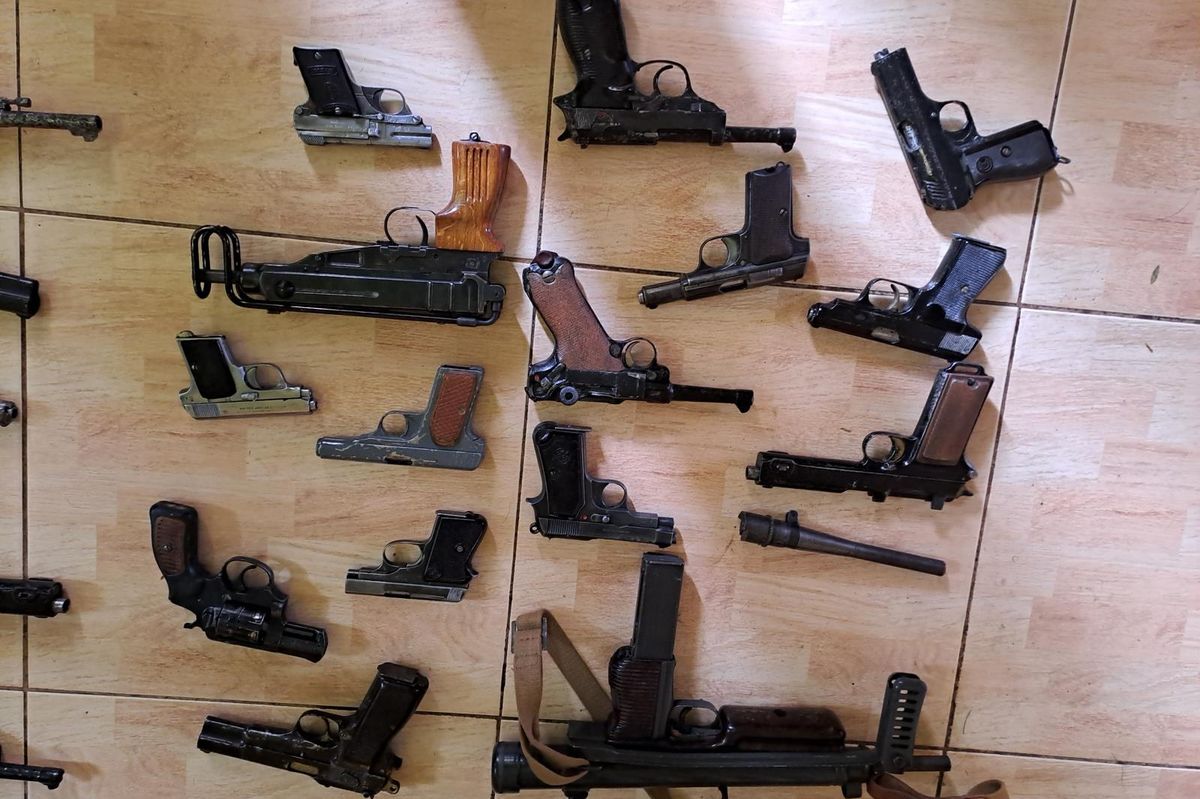 V pozůstalosti zemřelého na Jindřichohradecku bylo 27 nelegálně držených zbraní a dvě rozbušky