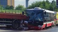 Autobus MHD se v Praze srazil s náklaďákem. Záchranáři vyhlásili traumaplán prvního stupně