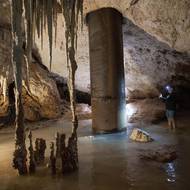 Jedním z nejvíce ohrožujících prvků pro síť podzemních jeskyní jsou tyto ocelové sloupy vyplněné betonem. Na tomto snímku je sloup instalován uvnitř systému Aktun Tuyul poblíž Playa del Carmen na východním pobřeží Yucatánu.