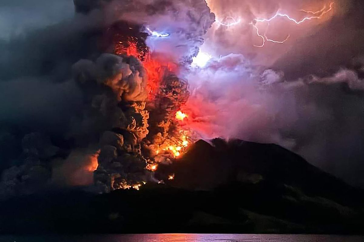 Indonéská sopka už chrlí lávu. Zastavila provoz mezinárodního letiště