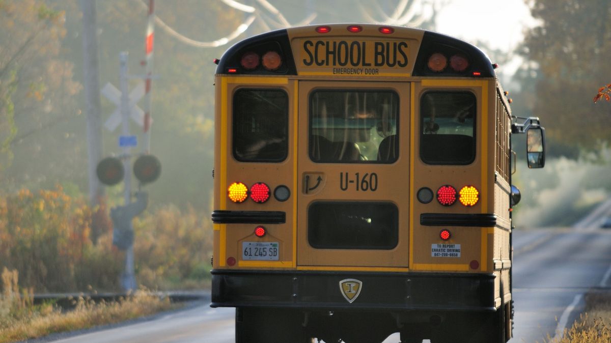 Při nehodě školního autobusu v USA zemřelo pět lidí včetně tří dětí