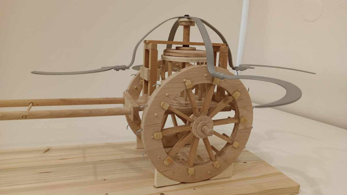 Čím rychleji jede vůz tažený koněm, tím více se nahoře roztáčí vrtule se srpy.