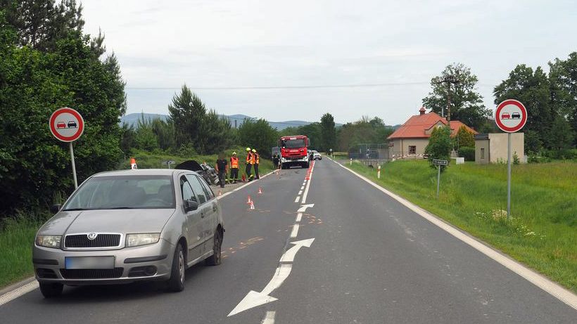 Řidič na Šumpersku zkolaboval. Srazila se kvůli tomu tři auta a zranili čtyři lidé