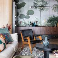 Tmavý nábytek v blízkosti stěny je jako spodní patro džungle