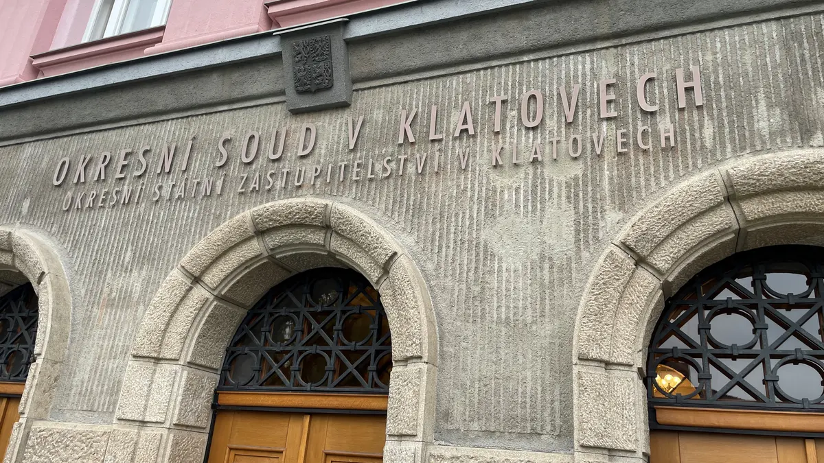 Vydávala jen skřeky a jedla zbytky z popelnic. Tříletá holčička z Klatovska žila v otřesných podmínkách